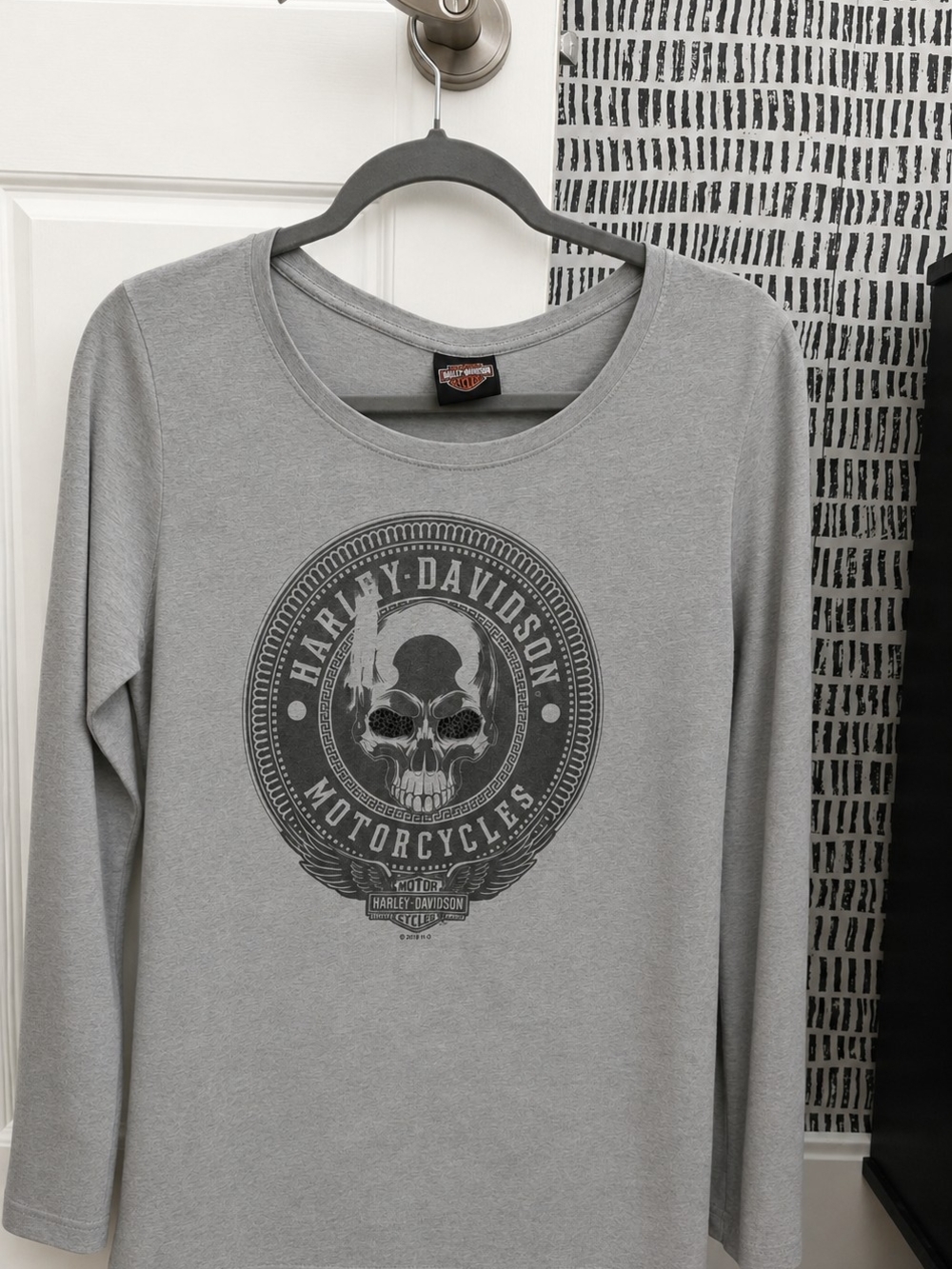 Harley-Davidson Women's Gray Long Sleeve Willie G Skull Emblem Tee